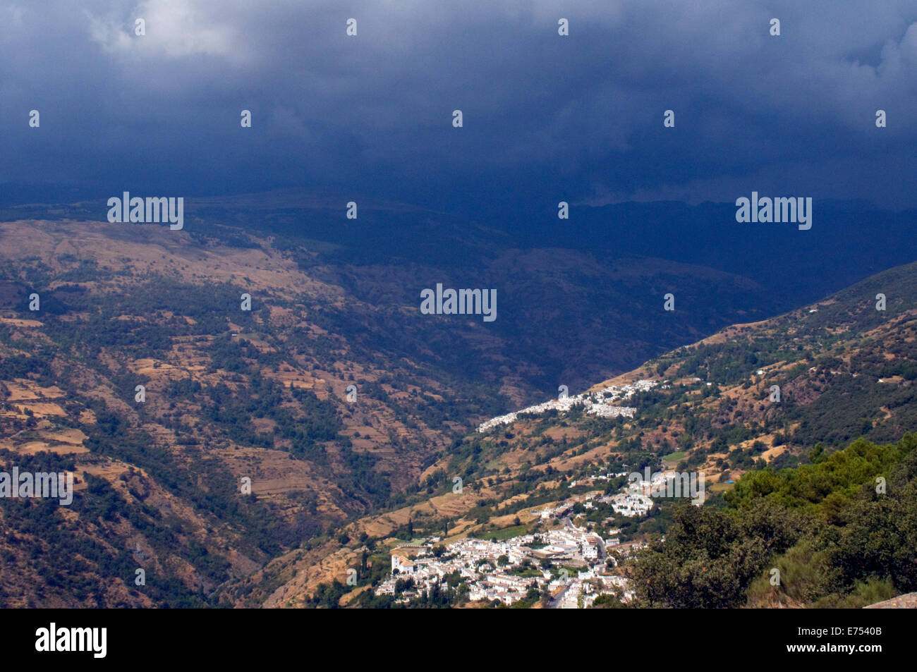Tempesta del cielo e l'atmosfera delle colline di Alpujaras villaggi bianchi Andalucia Spagna Foto Stock