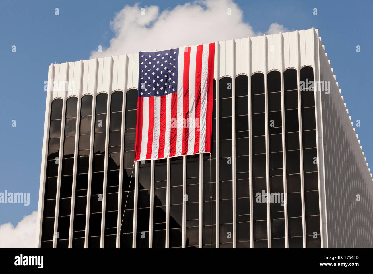 Bandiera americana appesa ad alto edificio di uffici - Arlington, Virginia, Stati Uniti d'America Foto Stock