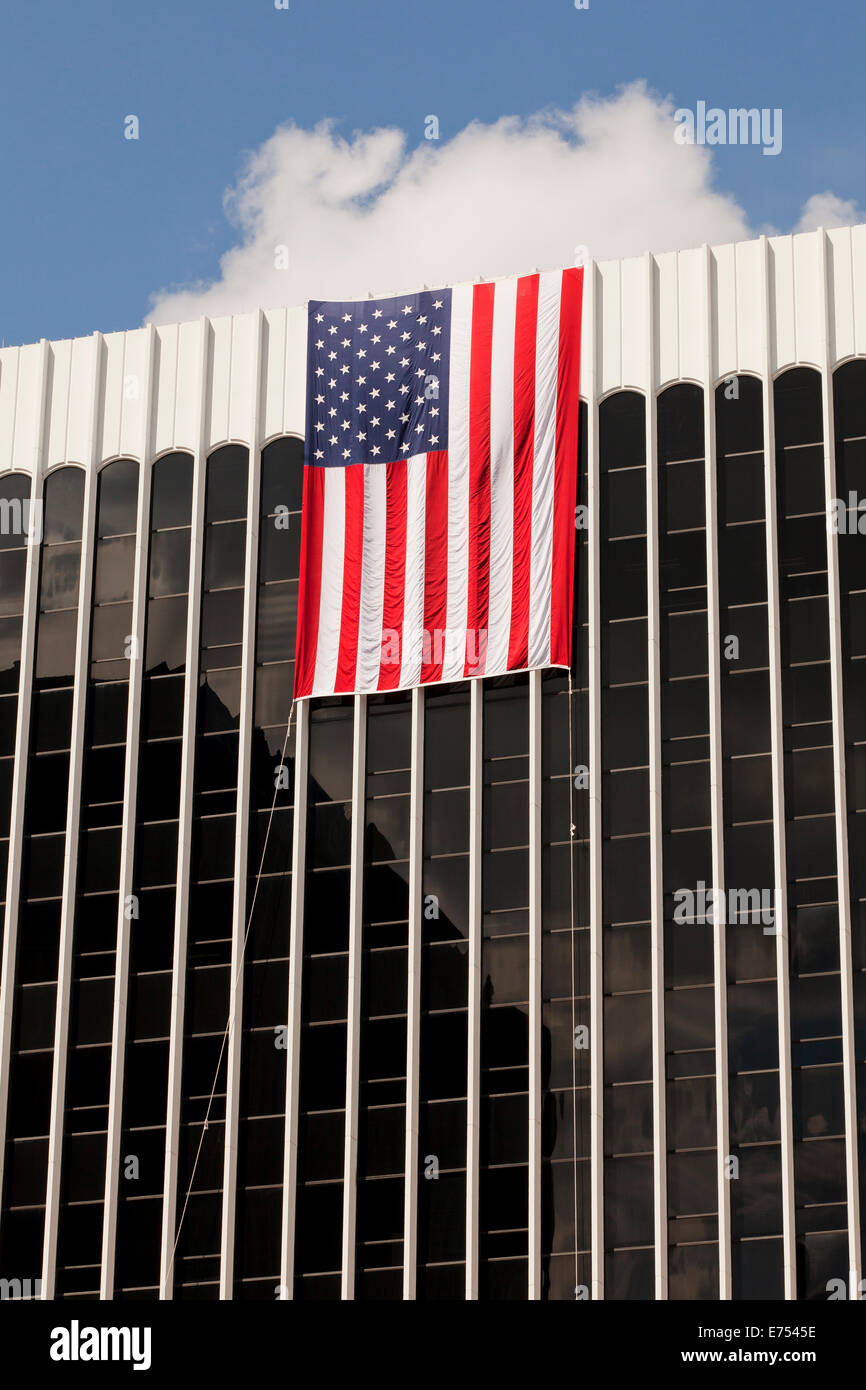 Bandiera americana appesa ad alto edificio di uffici - Arlington, Virginia, Stati Uniti d'America Foto Stock