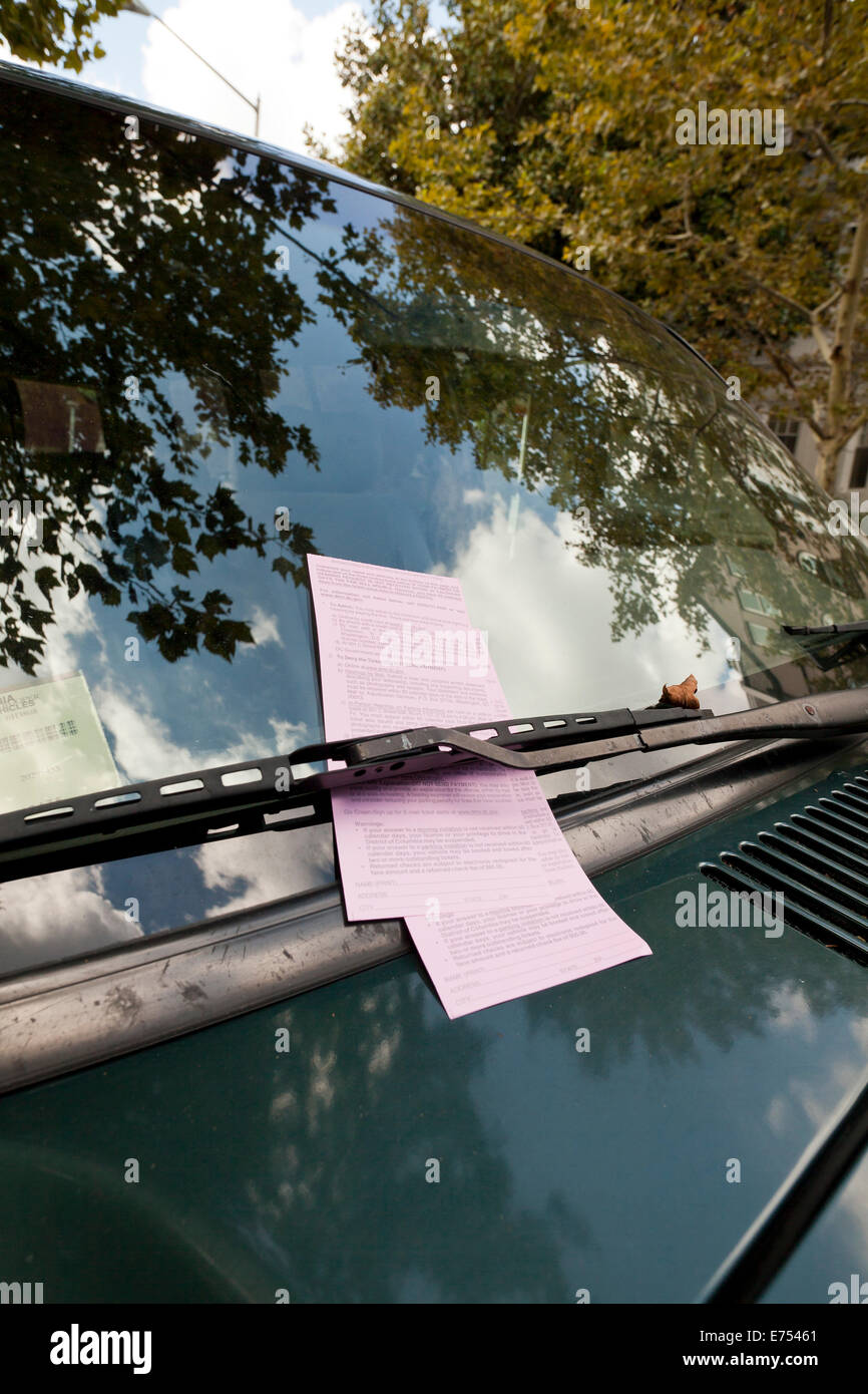 I biglietti per il parcheggio sul parabrezza - Washington DC, Stati Uniti d'America Foto Stock