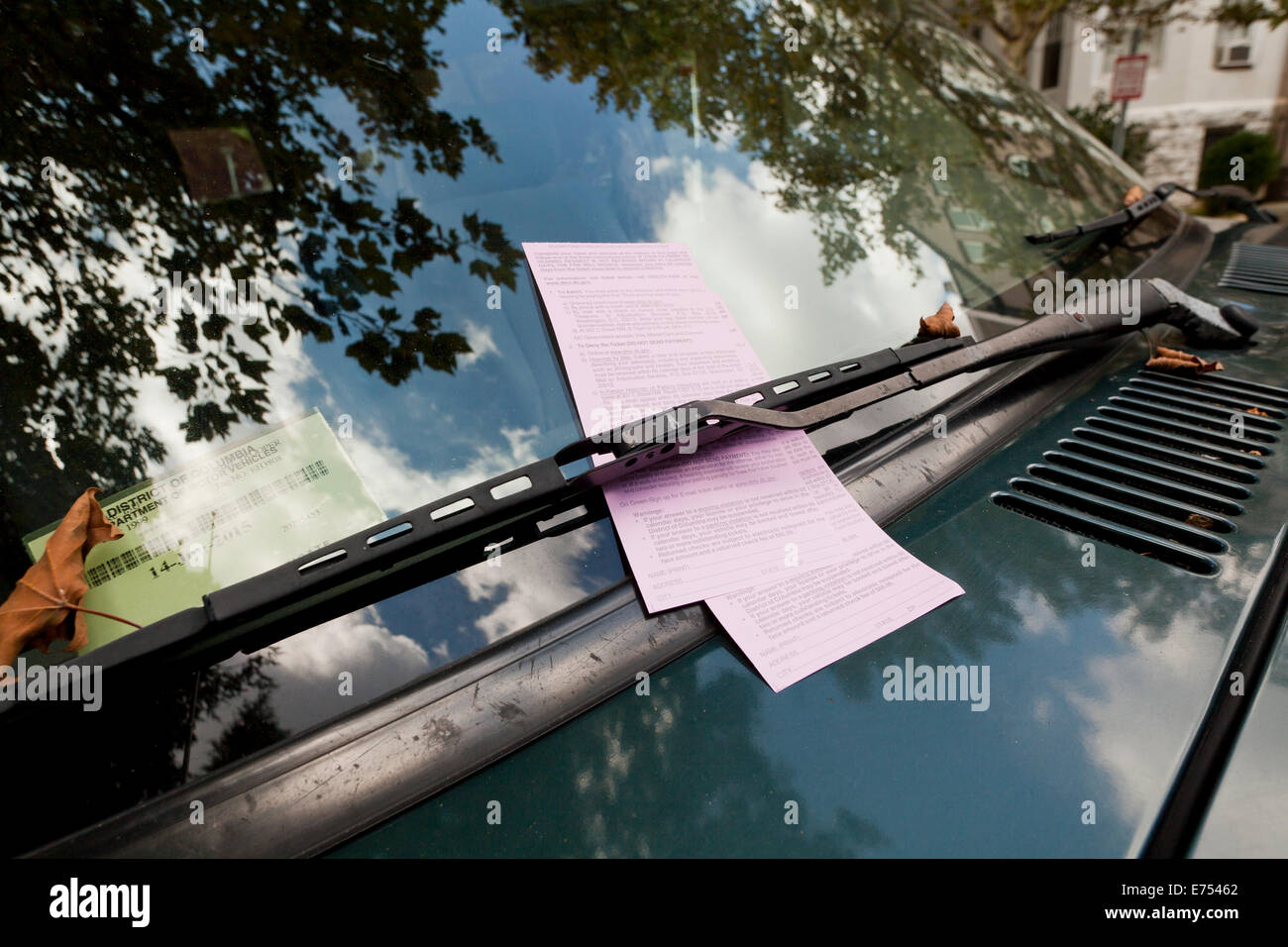 I biglietti per il parcheggio sul parabrezza - Washington DC, Stati Uniti d'America Foto Stock