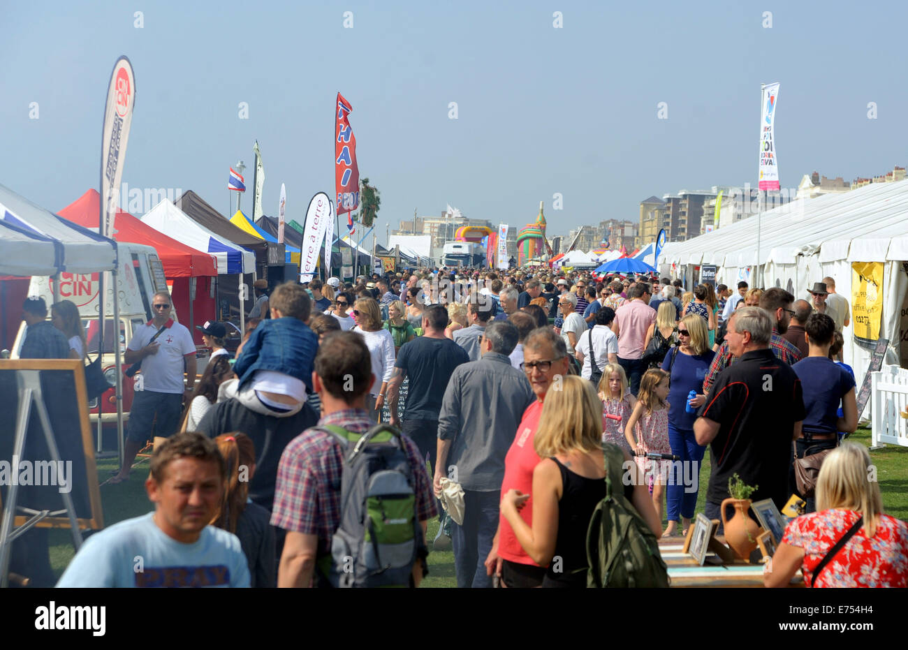 Brighton, Sussex, Regno Unito. 7 Sep, 2014. La folla godetevi il meteo a Brighton e Hove Autunno Food and Drink Festival Regno Unito Foto Stock