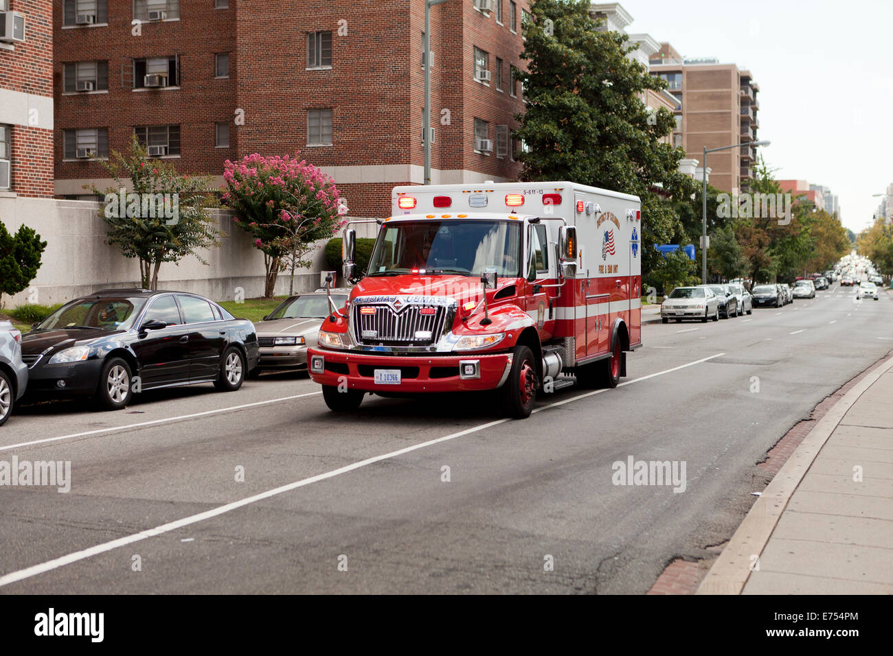 Ambulanza racing giù per una strada di città - Washington DC, Stati Uniti d'America Foto Stock