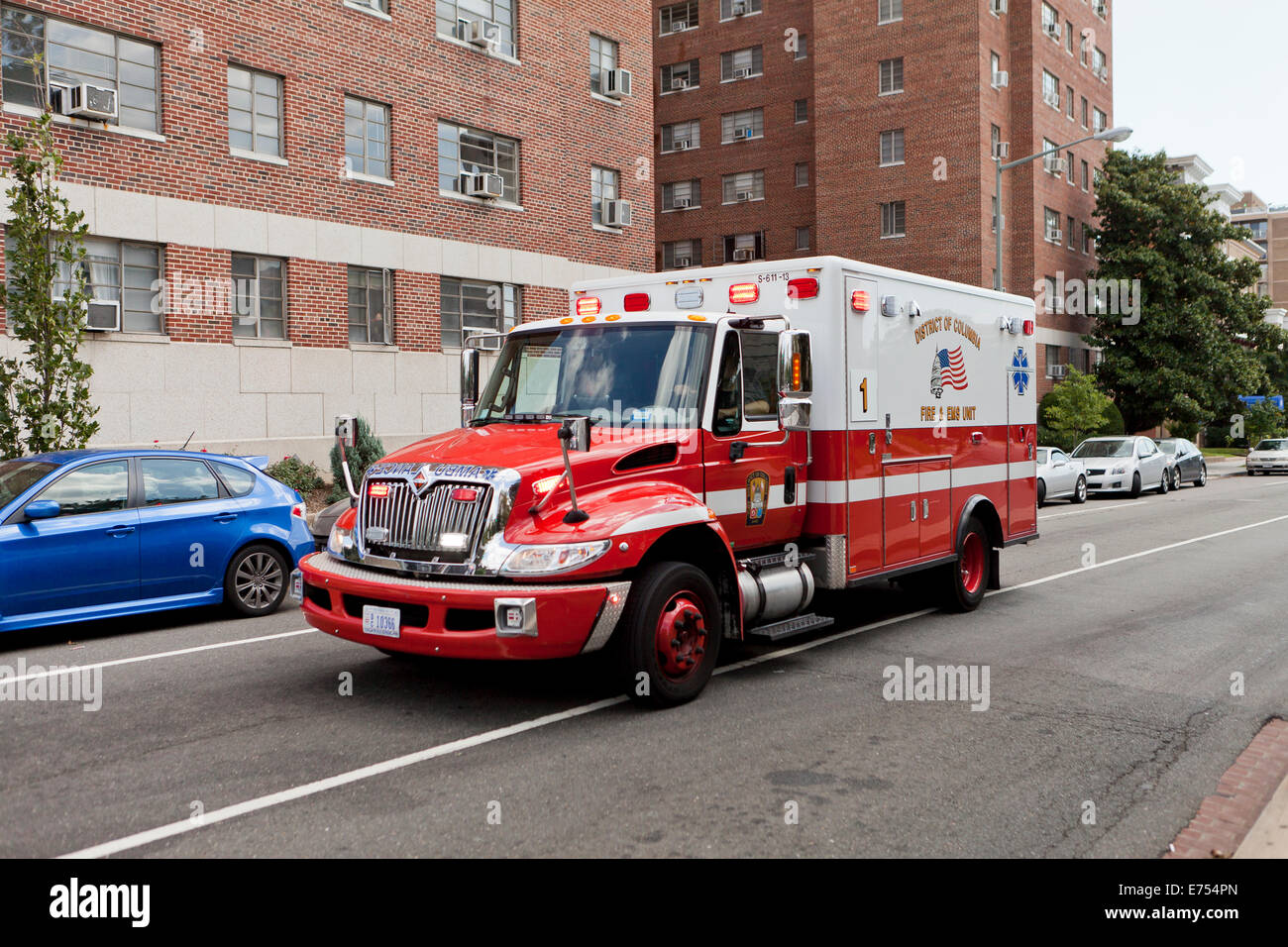 Ambulanza racing giù per una strada di città - Washington DC, Stati Uniti d'America Foto Stock