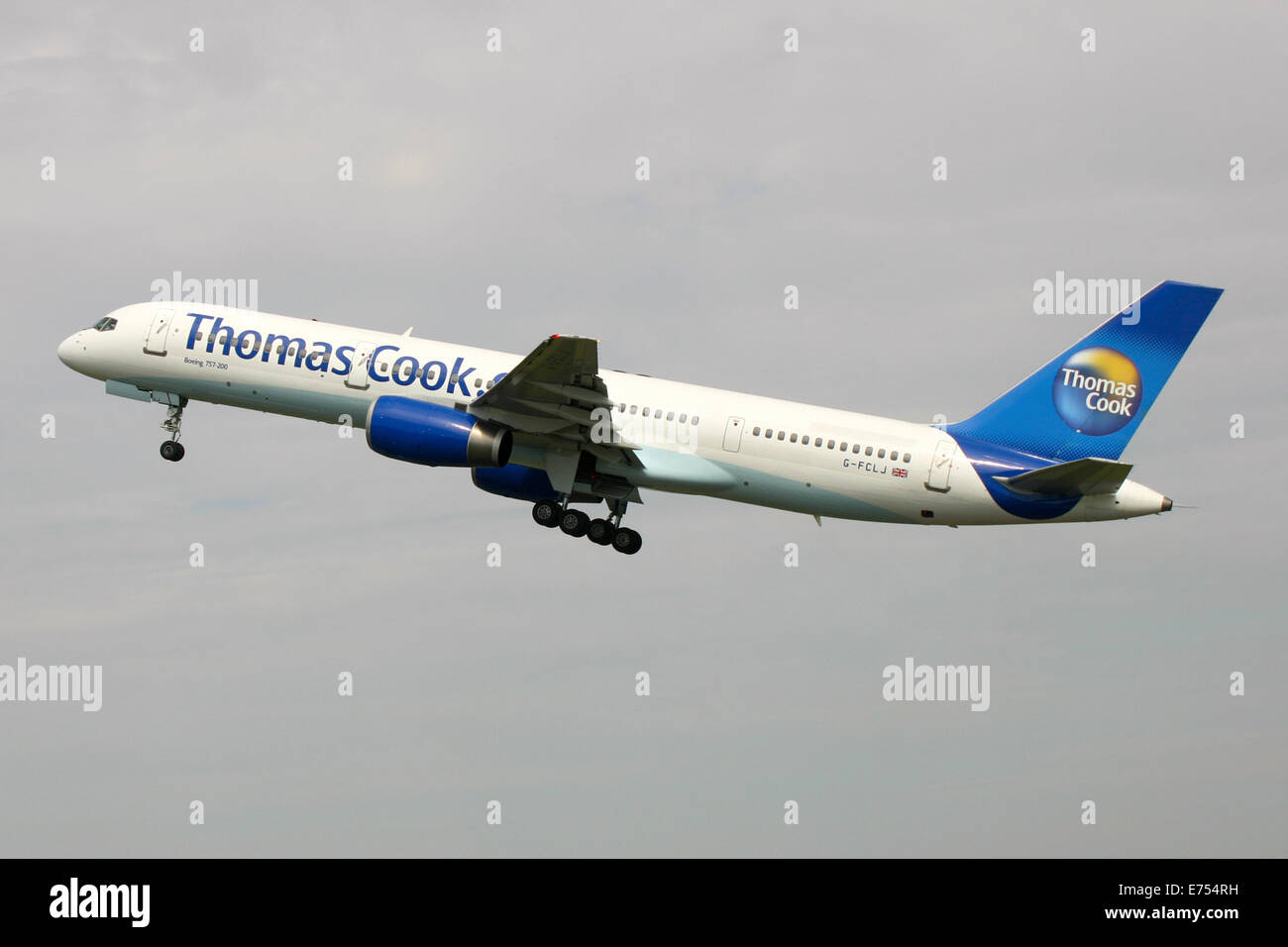 Thomas Cook Boeing 757-200 si arrampica lontano dalla pista 23L all'aeroporto di Manchester. Foto Stock