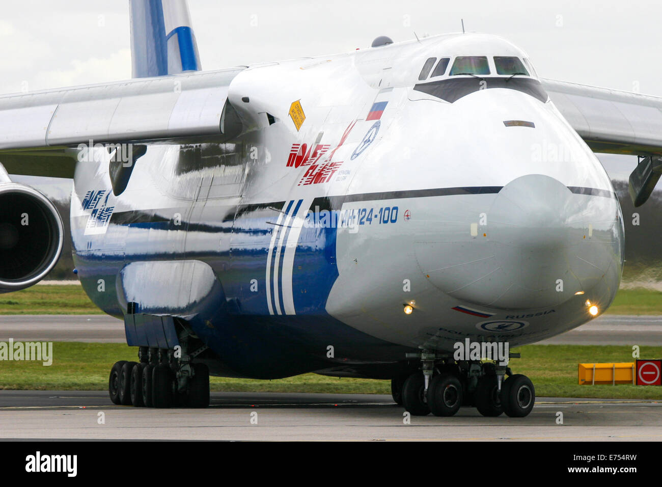 Polet Airlines Antonov un124 vacates pista 23R all'aeroporto di Manchester. Foto Stock