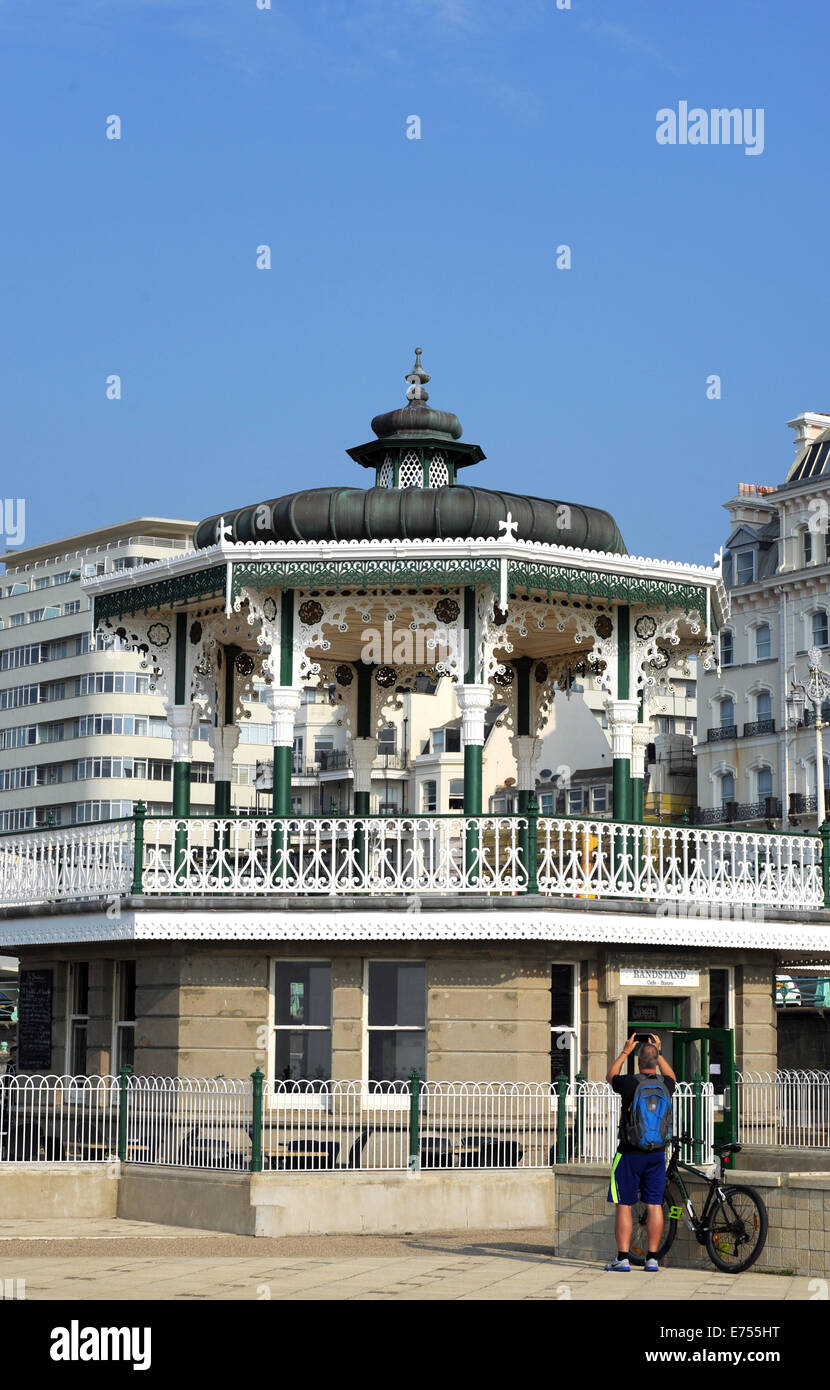 Brighton Regno Unito 7 Settembre 2014 - Brighton bandstand con Embassy Corte un famoso stile art deco blocco di appartamenti dietro Foto Stock