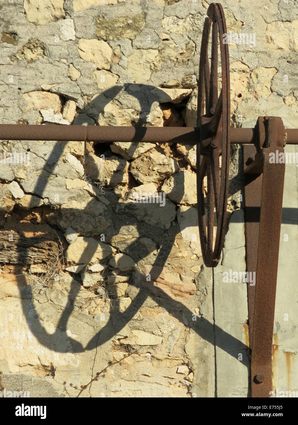Assale che colava la sua ombra su un muro di pietra in una fabbrica disutilizzata. Concetto: Minimalismo. Foto Stock