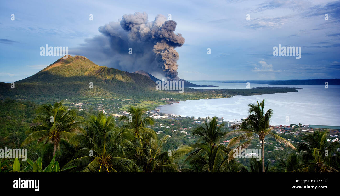 Mt Tavurvur eruzione vulcanica, Papua Nuova Guinea Foto Stock