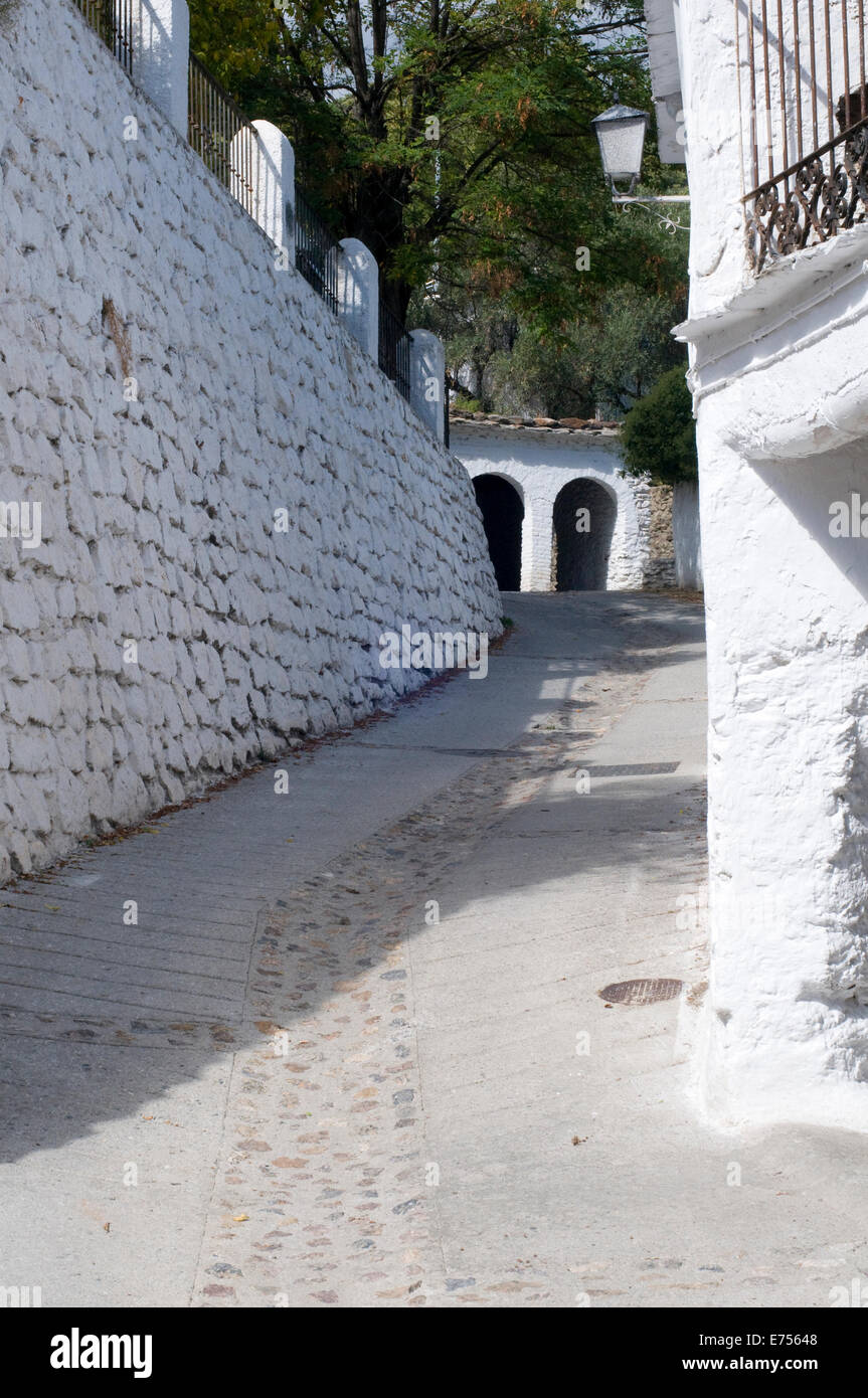 I paesini bianchi Alpujarras Spagna tipico villaggio di montagna street & Case Foto Stock