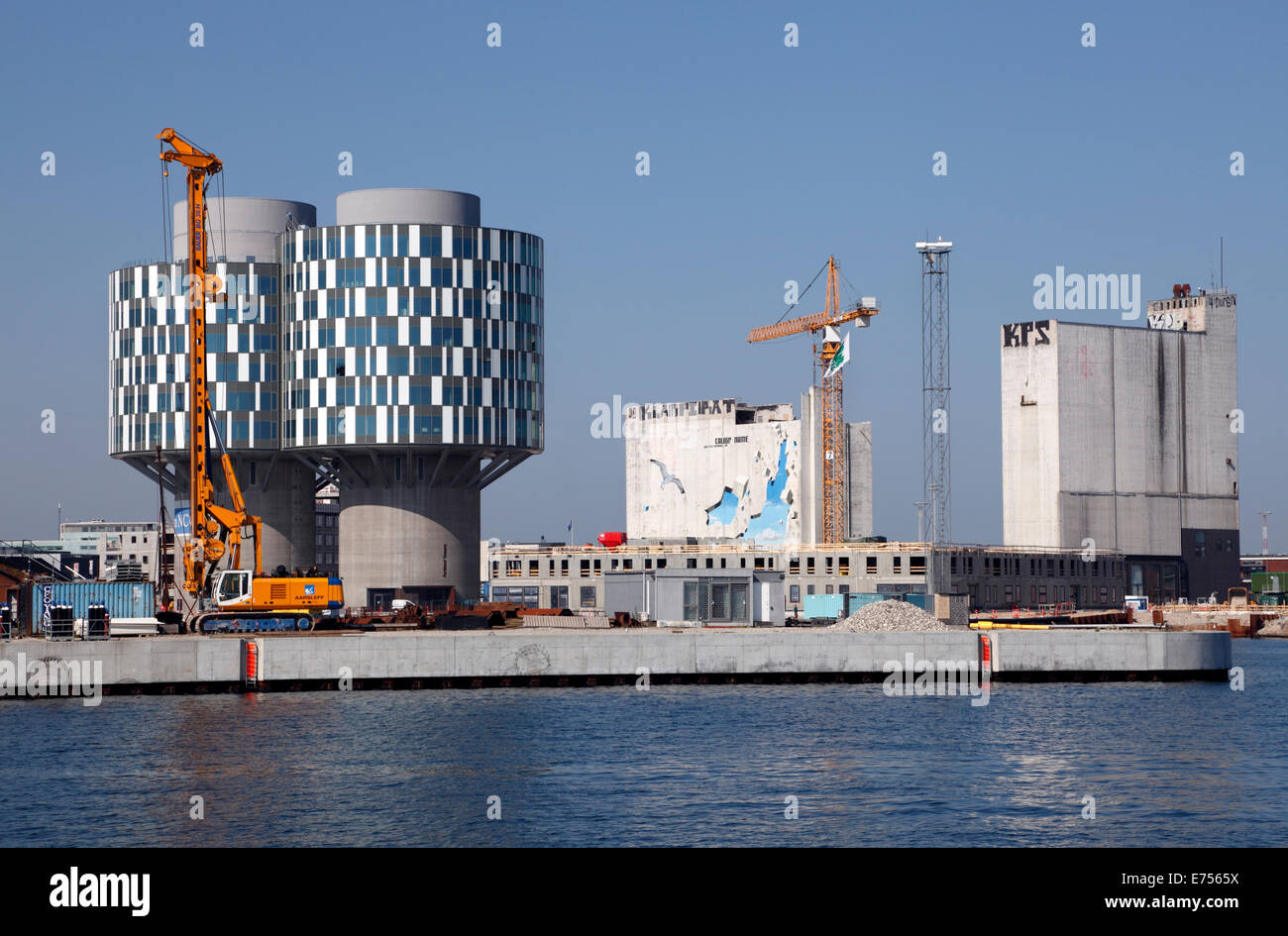 La nuova ed emozionante quartiere del porto in Copenhagen Nordhavn, porto nord. L'ex silos di cemento, ora le torri di Portland. Foto Stock