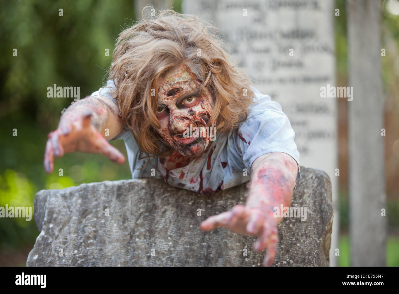 Birmingham Zombie a piedi di prove, con una singola "zombie" indossando realistico per il make-up e vestiti. Foto Stock