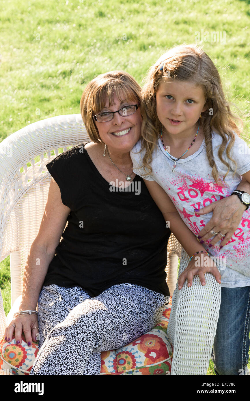 Nonni con sei anni e nipote nel cortile fotografia di famiglia, STATI UNITI D'AMERICA Foto Stock