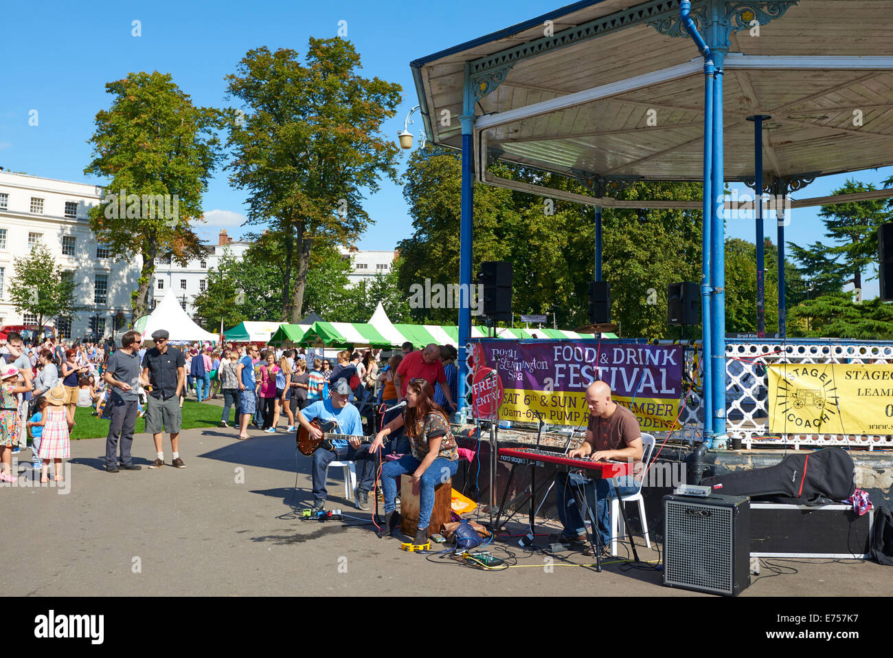 Musica suonata dal Jazulu Jazz Trio al Food and Drink Festival Leamington Spa Warwickshire, Regno Unito Foto Stock