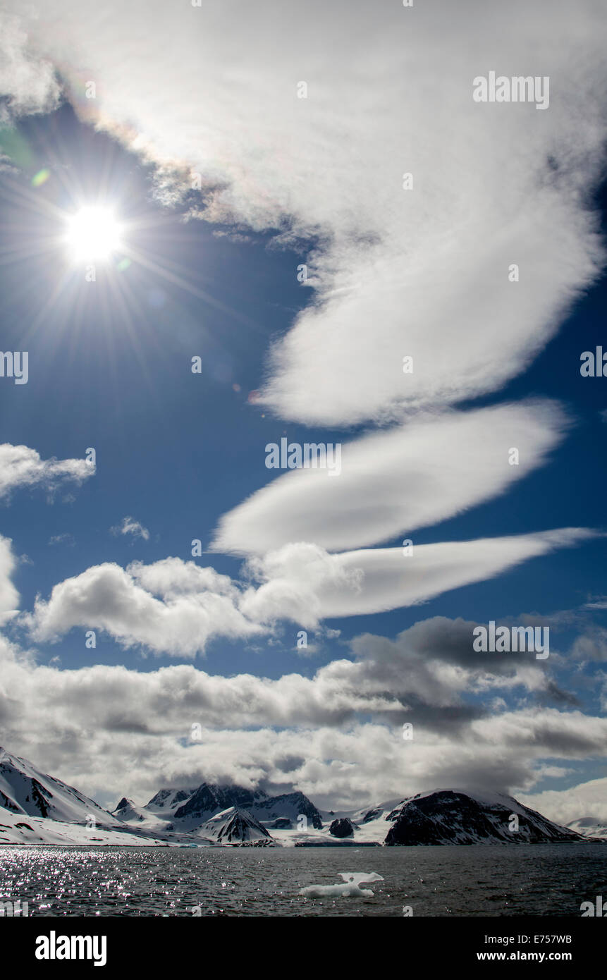 Nuvole lenticolare (Altocumulus lenticularis) Burgerbukta Svalbard Norvegia Scandinavia a nord del Circolo Polare Artico Foto Stock