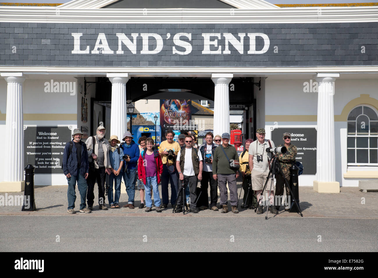 Gruppo fotografico al Land's End; Cornovaglia; Regno Unito Foto Stock