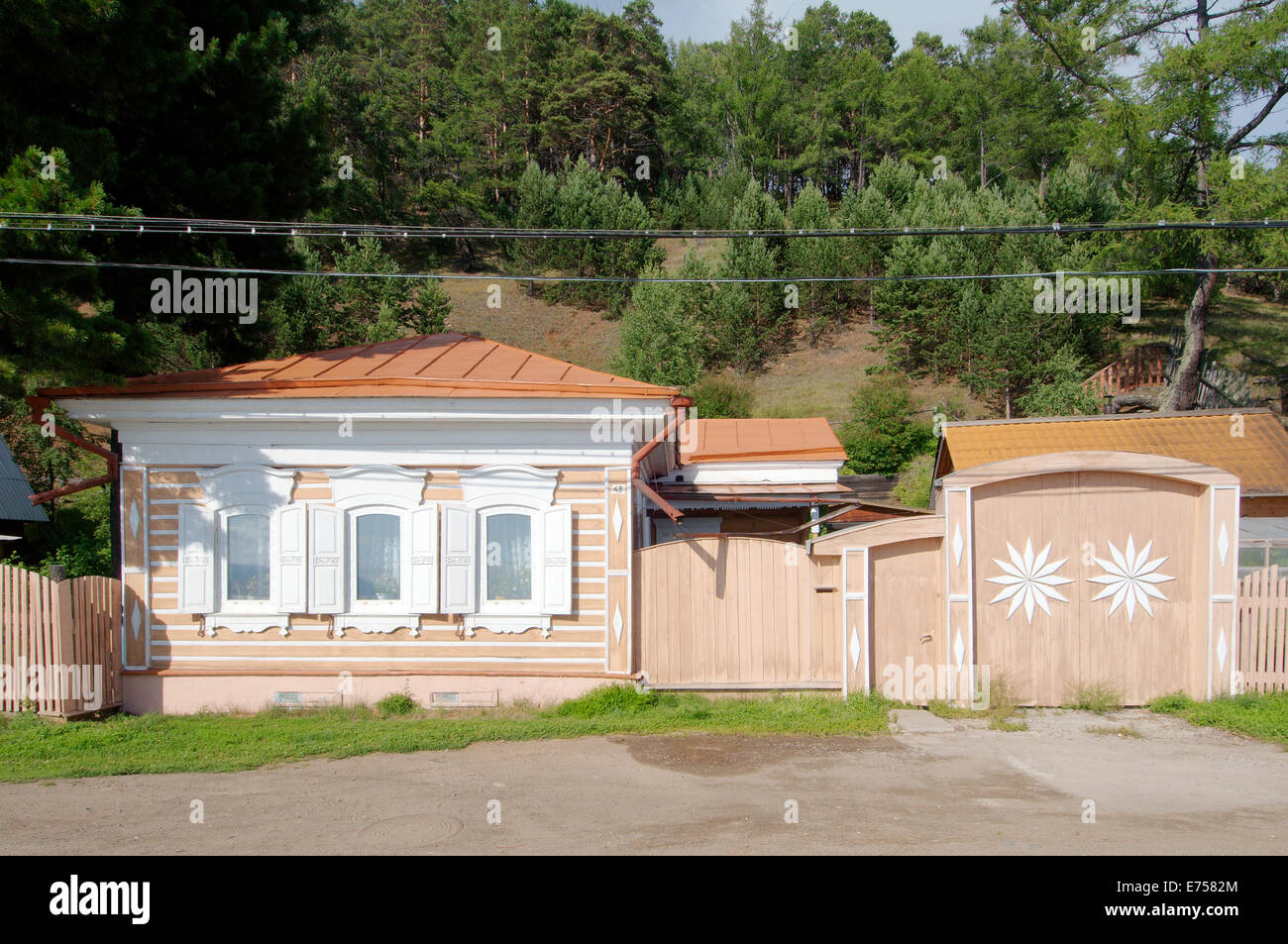 Casa in legno, Listvyanka, Irkutsky District, Irkutsk, Oblast di lago Baikal, Siberia, Federazione russa Foto Stock