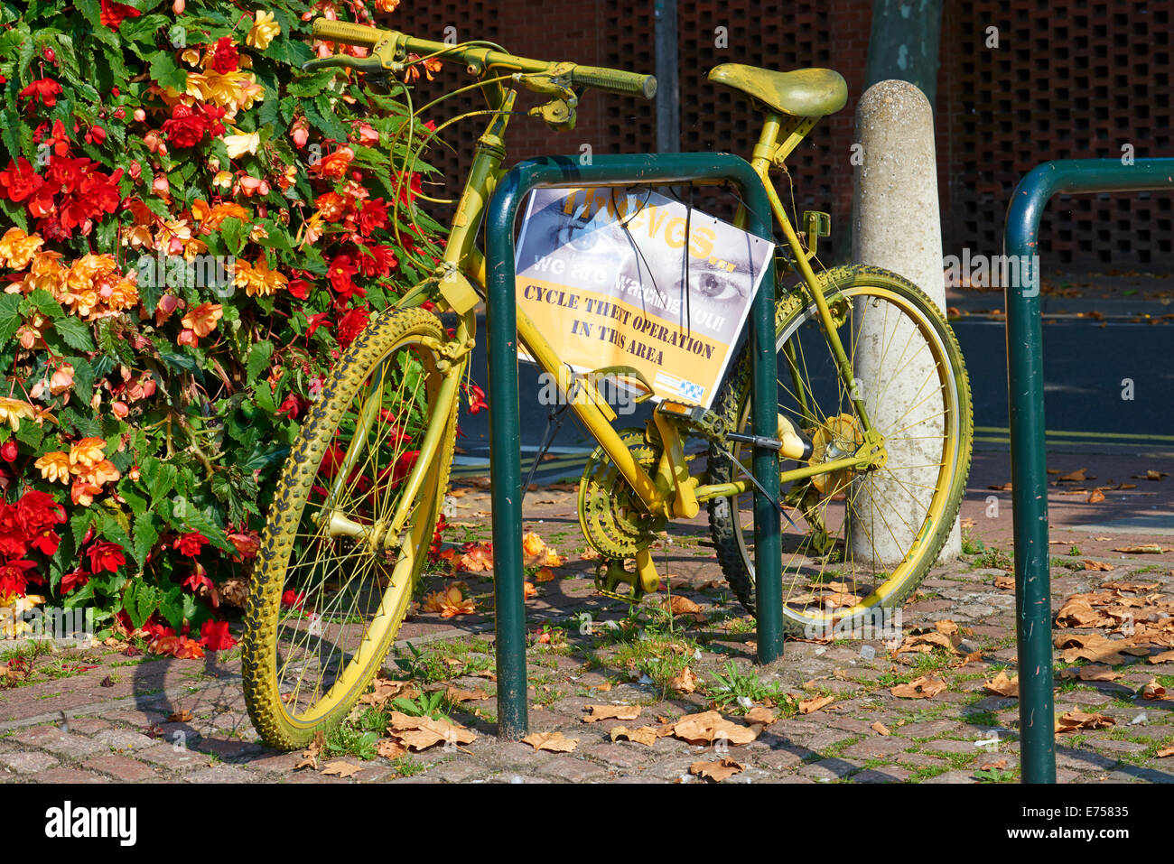 Noleggio dipinte di giallo come un avvertimento per i ladri che stanno per essere guardato Loughborough LEICESTERSHIRE REGNO UNITO Foto Stock