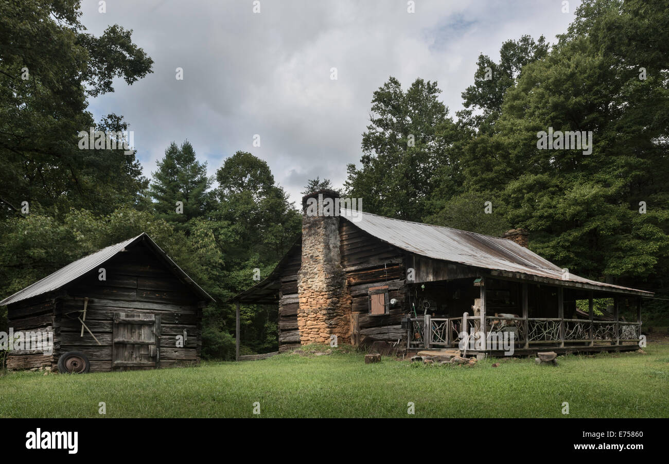 Inizio homestead log cabin in Great Smoky Mountains vicino alla città di Blue Ridge, Georgia, Stati Uniti d'America. Foto Stock