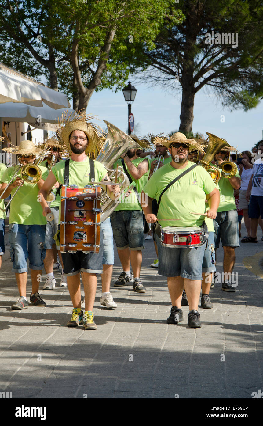 Informale Sreet marching band durante la feria di Mijas nella Spagna meridionale Foto Stock