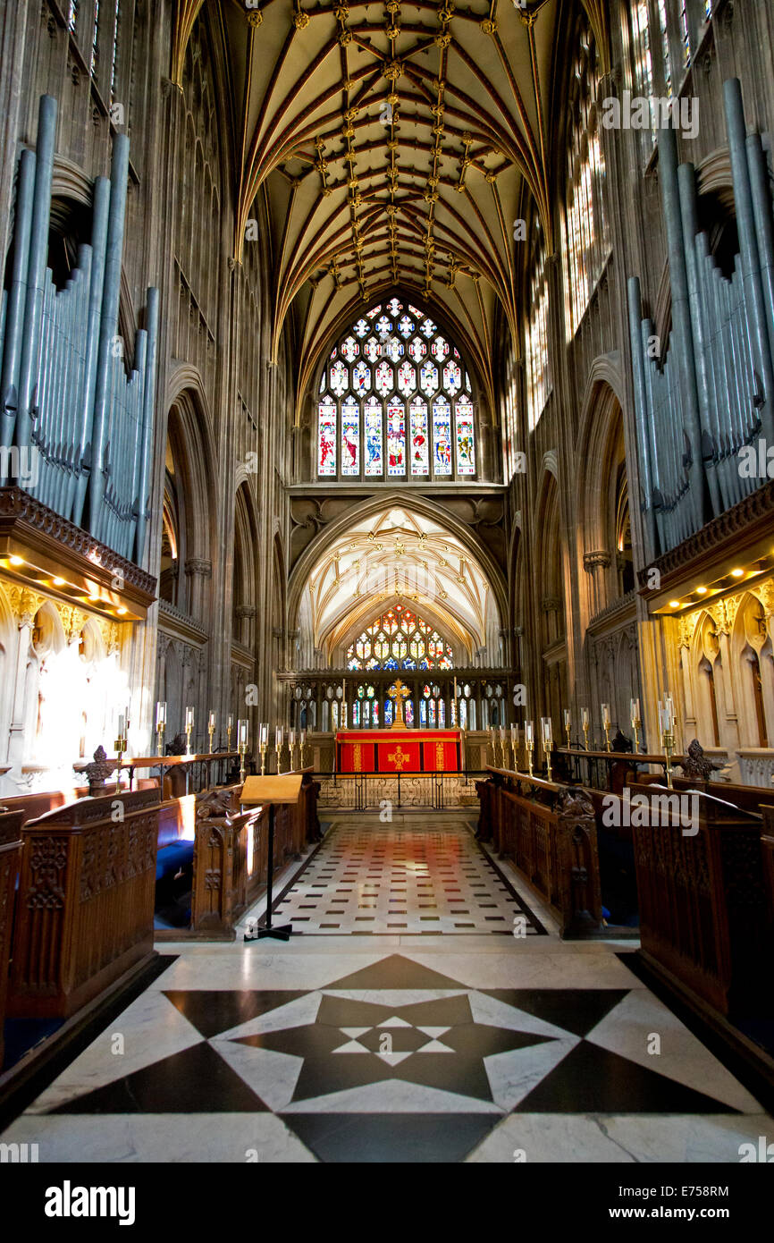 Vista della cappella della Madonna dal Coro e Coro presso il St Mary Redcliffe, Bristol, Inghilterra, Regno Unito. Foto Stock