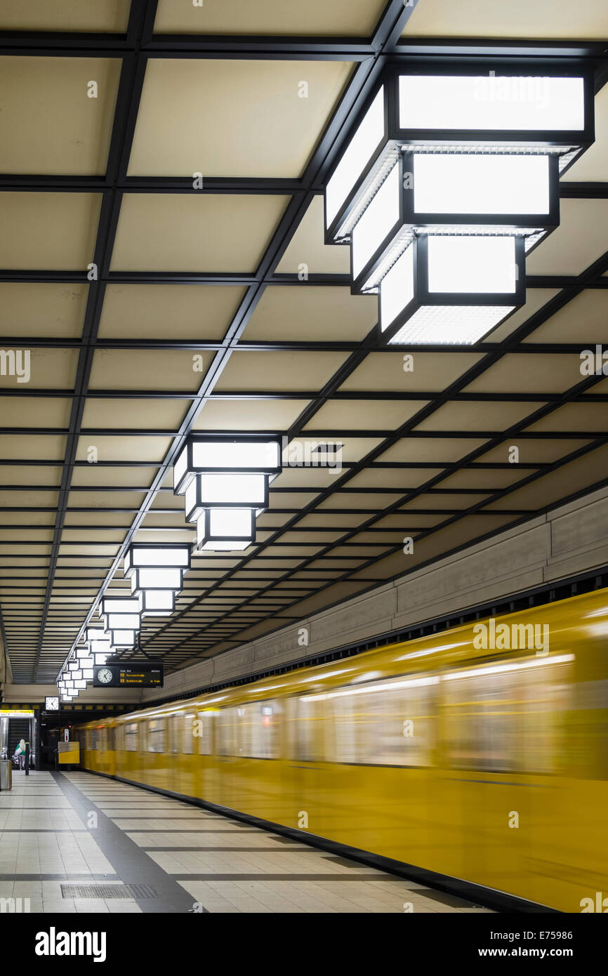 Treno della metropolitana alla stazione Paracelsus-Bad su Berlino metropolitana U-Bahn di sistema in Germania Foto Stock