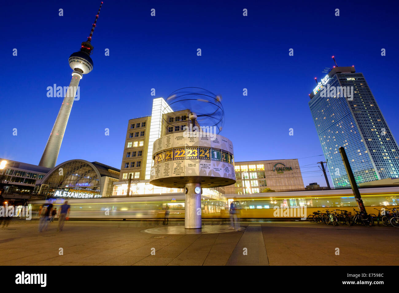 Vista notturna di Orologio mondiale e tram alla piazza Alexanderplatz in Mitte Berlino Germania Foto Stock