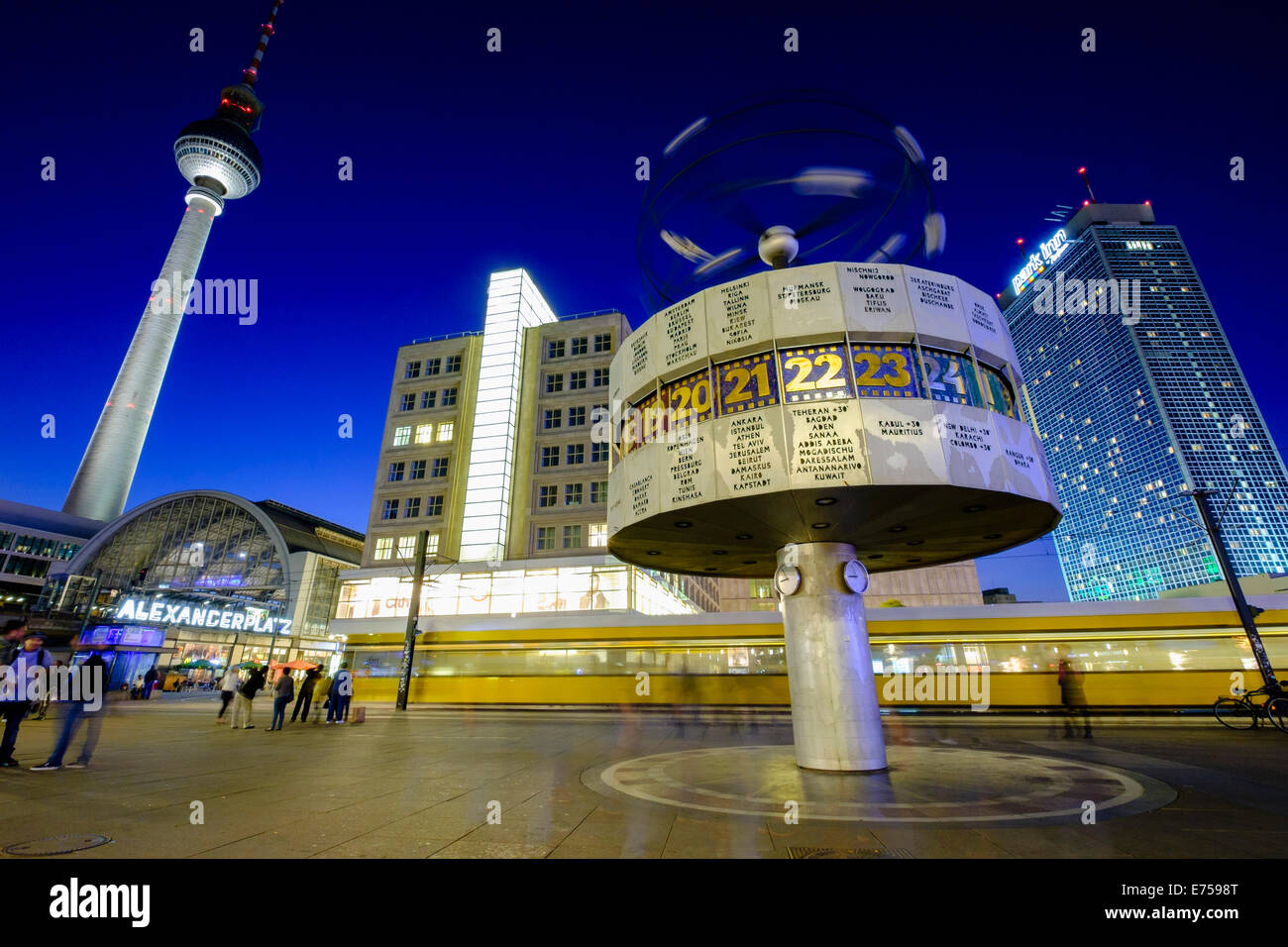 Vista notturna di Orologio mondiale e tram alla piazza Alexanderplatz in Mitte Berlino Germania Foto Stock