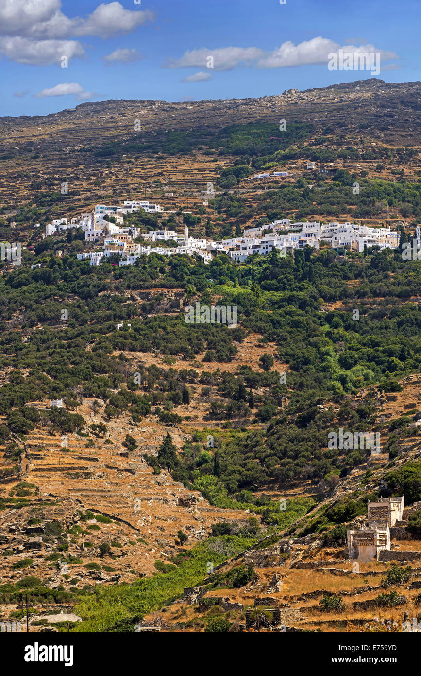 Vista di Kardiani villaggio costruito sul pendio di una collina, uno dei più autentici villaggi tradizionali di isola di Tinos, Cicladi Grecia Foto Stock