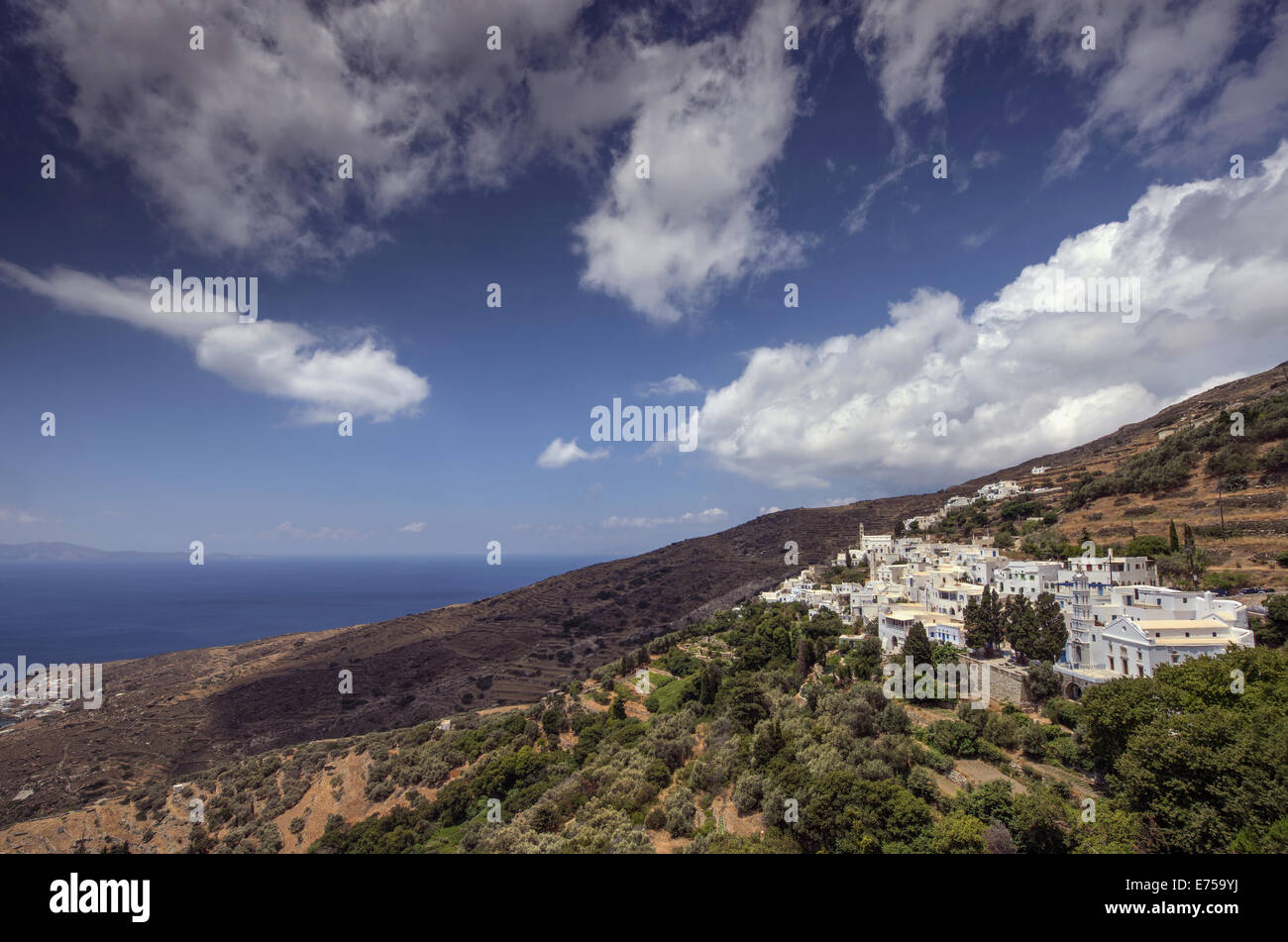 Vista di Kardiani guardando il mare Egeo, uno dei più autentici villaggi tradizionali di isola di Tinos, Cicladi Grecia Foto Stock