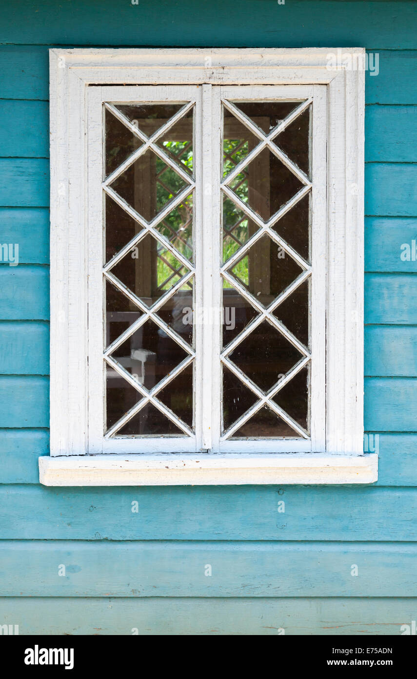 Il vecchio russo casa rurale frammento, blu e parete finestra bianca Foto Stock