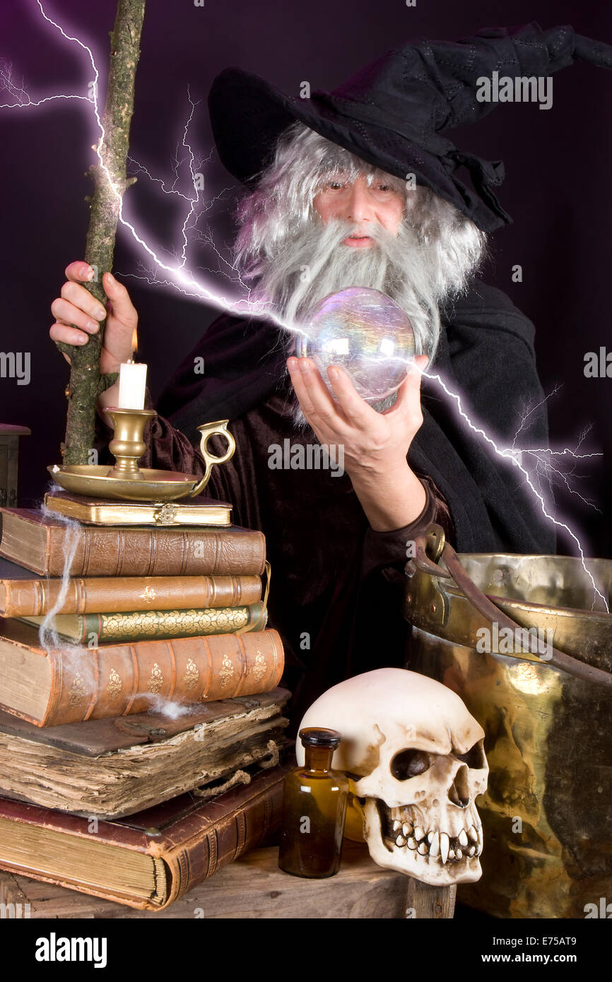 Procedura guidata di Halloween guardando nella sua sfera di vetro Foto Stock