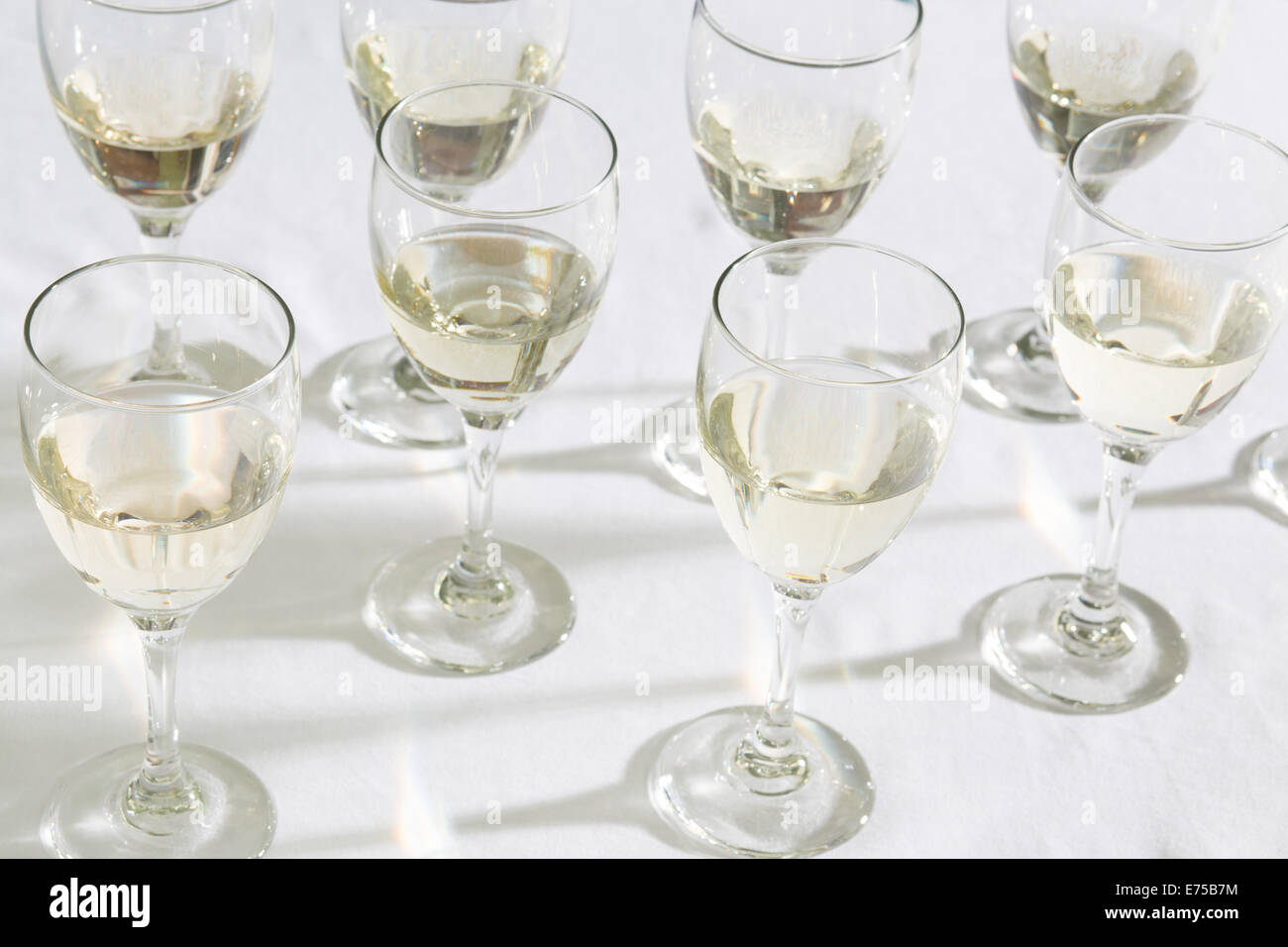 Un array di bicchieri da vino riempito con diversi tipi di vini. Foto Stock