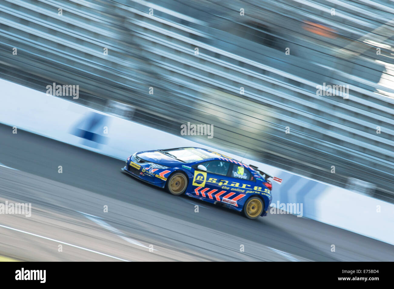 Rockingham, UK. 07 Settembre, 2014. Martin Depper al quarto angolo durante il British Touring Cars evento di campionato, a Rockingham, UK, su 07, settembre 2014. Credito: Gergo Toth/Alamy Live News Foto Stock