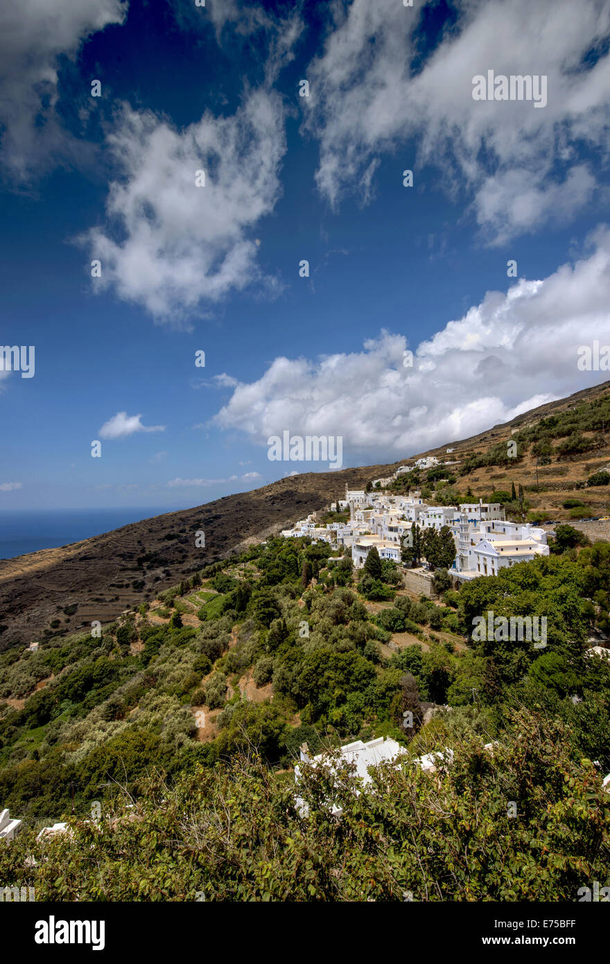 Vista di Kardiani guardando il mare Egeo, uno dei più autentici villaggi tradizionali di isola di Tinos, Cicladi Grecia Foto Stock