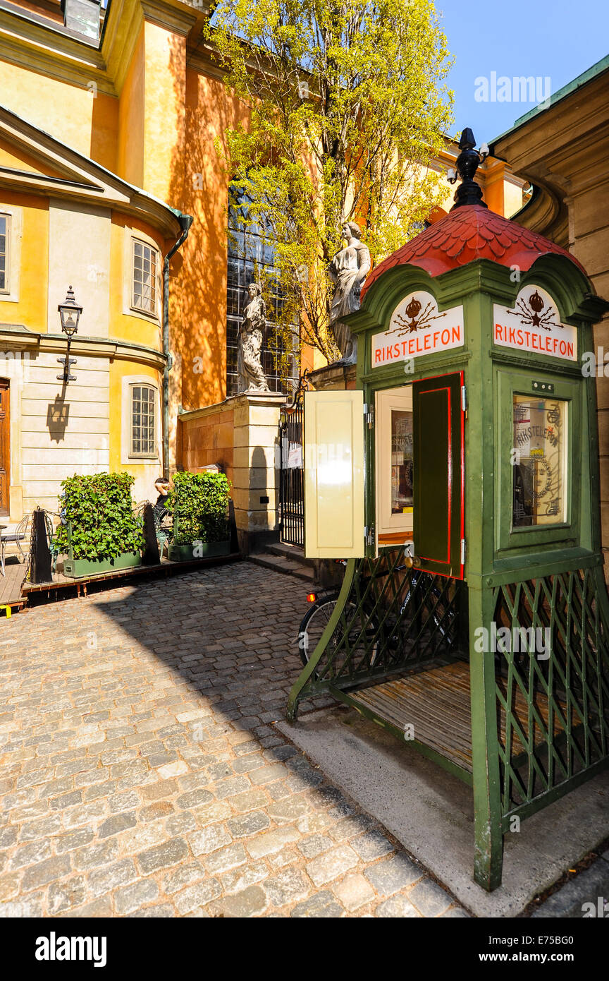 Stoccolma, Svezia. Storkyrkan è la chiesa più antica di Gamla Stan. Il vecchio telefono boot al di fuori della chiesa. Foto Stock