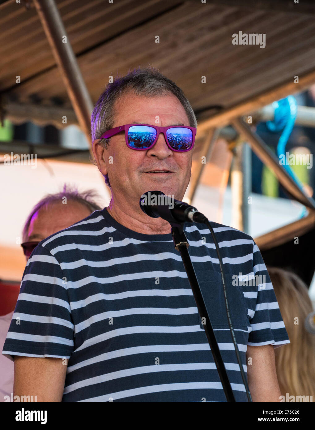 Lyme Regis, Dorset, Regno Unito. 6 Settembre, 2014. Ian Gillan sul palco le chitarre sulla spiaggia evento. Fumo di canto sull'acqua. Foto Stock