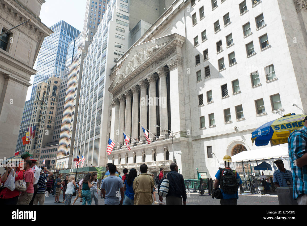 Il New York Stock Exchange su Broad Street a Wall Street nel quartiere finanziario di Lower Manhattan. Foto Stock