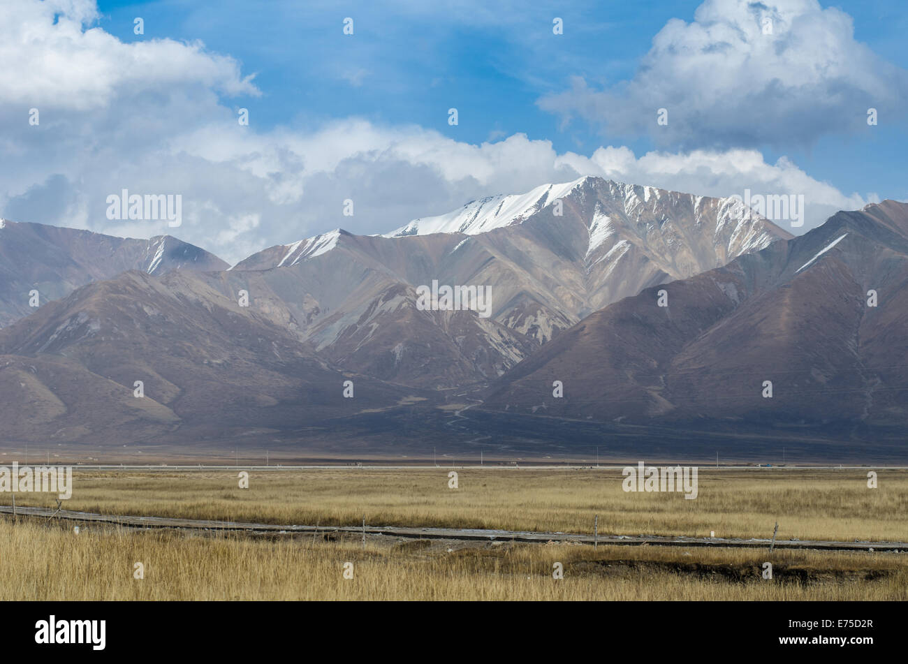 Le montagne e le nuvole del Tibet, Provincia di Qinghai della Cina Foto Stock