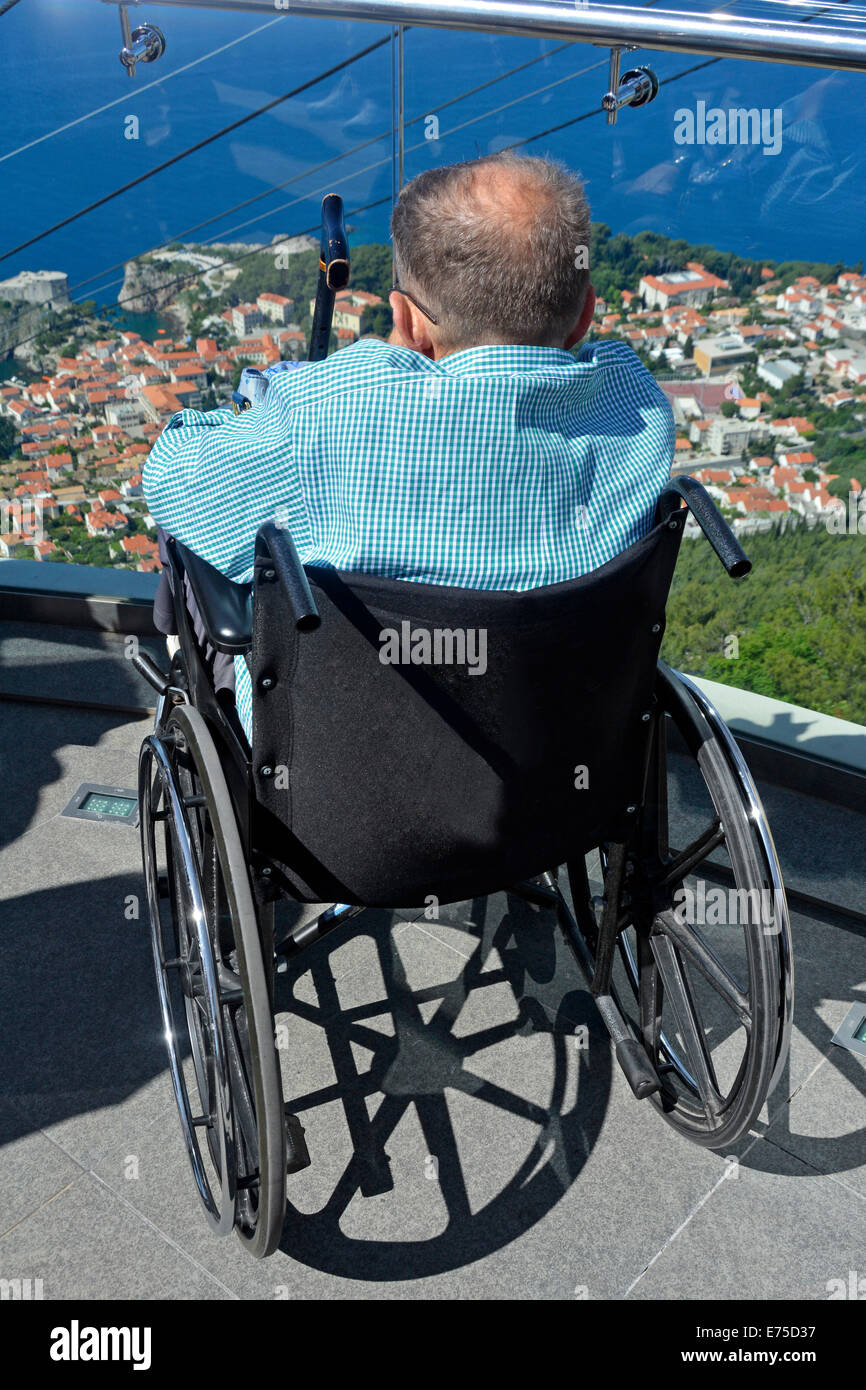 Fornitura di sedia a rotelle per un visitatore alla piattaforma di osservazione sopra la città murata di Dubrovnik (fornitori nome rimosso digitalmente) Dalmazia Croazia Foto Stock