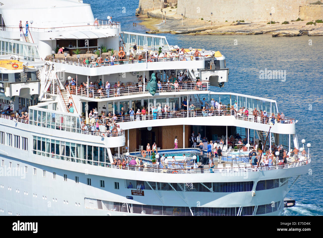 Vista aerea gruppi di passeggeri raccolti su ponti poppieri nave da crociera Boudicca in partenza dal Grand Harbour Valletta Valeta Malta Mar Mediterraneo Europa Foto Stock