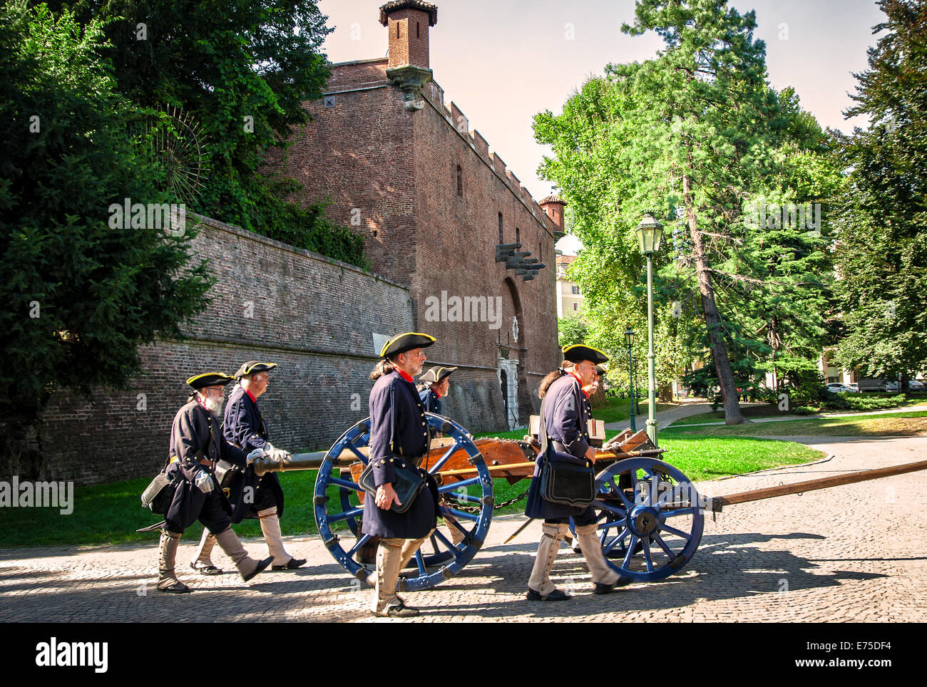 Italia Piemonte Torino 06 settembre 2014 rievocazione dell'assedio di Torino del 1706 - arrivo del cannone a CITTADELLA Foto Stock