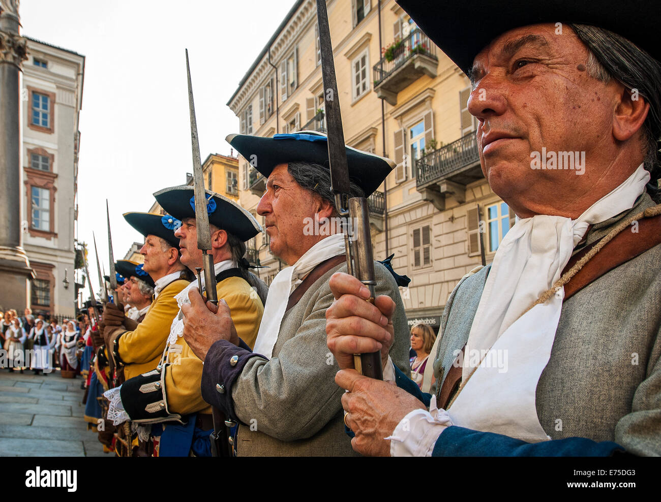 Italia Piemonte Torino 06 settembre 2014 rievocazione dell'assedio di Torino del 1706 -i partecipanti di fronte alla basilica della Consolata con il sacerdote che benedice le bandiere Foto Stock