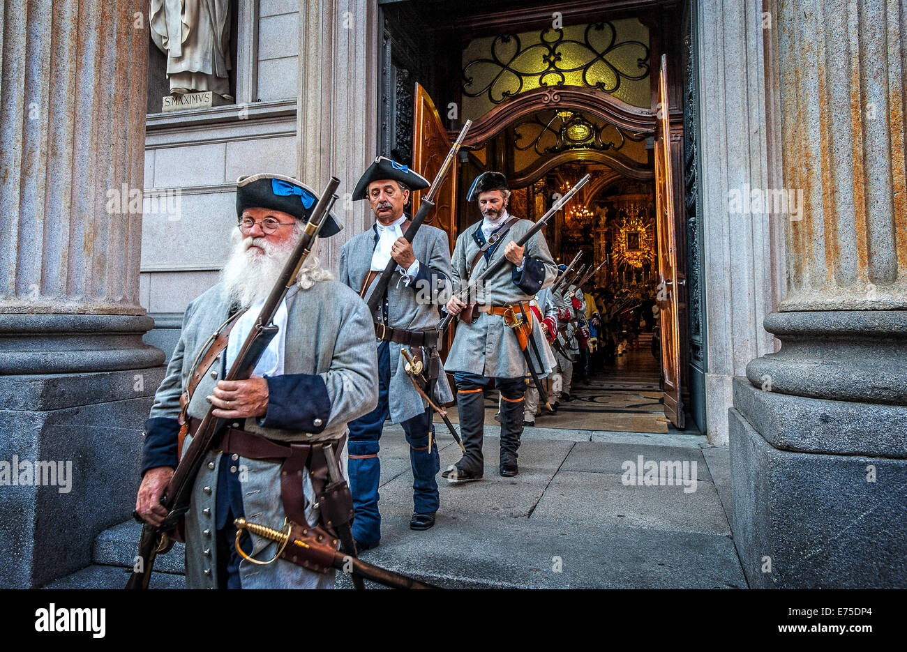 Italia Piemonte Torino 06 settembre 2014 rievocazione dell'assedio di Torino del 1706 - l'uscita dalla basilica della Consolata Foto Stock