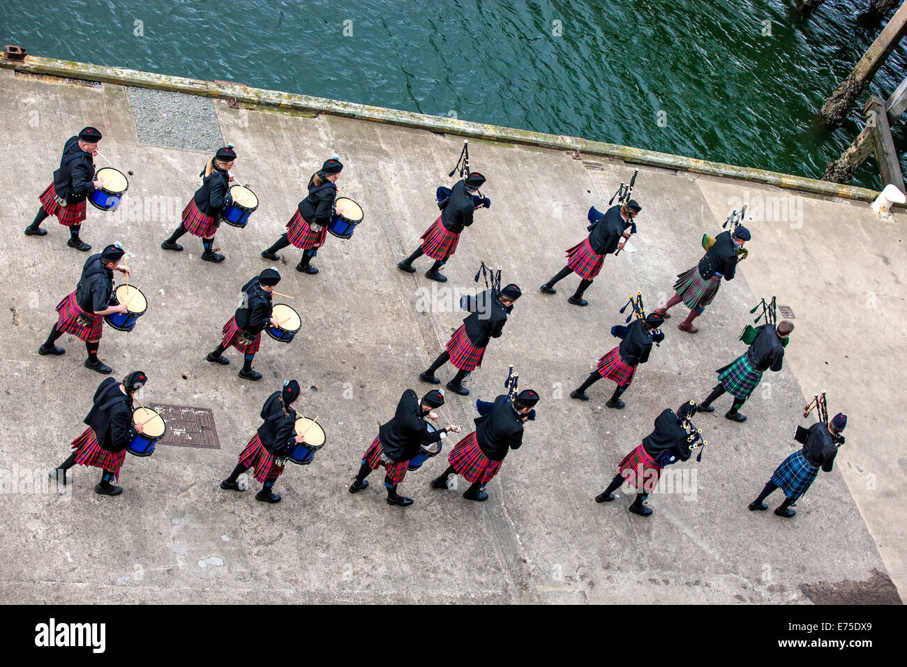 Una banda scozzese agisce come host all'arrivo dei transatlantici nel porto di Invergordon in Scozia comitato. L'orchestra Foto Stock Una banda scozzese agisce come host all'arrivo dei transatlantici nel porto di Invergordon in Scozia comitato. L'orchestra Foto Stock