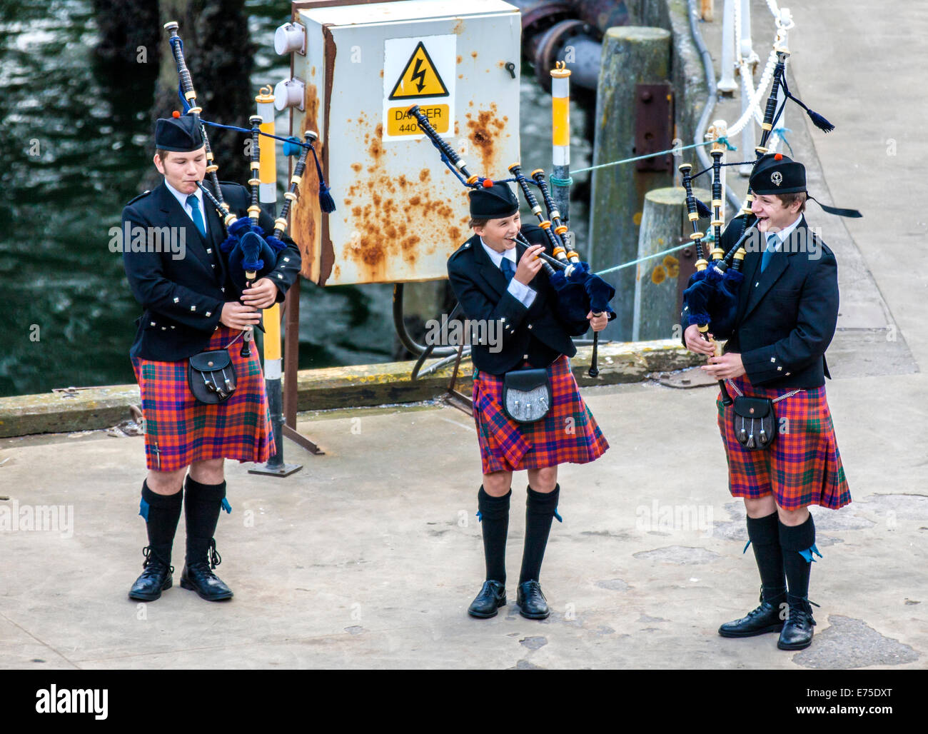 Una banda scozzese agisce come host all'arrivo dei transatlantici nel porto di Invergordon in Scozia comitato. L'orchestra Foto Stock Una banda scozzese agisce come host all'arrivo dei transatlantici nel porto di Invergordon in Scozia comitato. L'orchestra Foto Stock