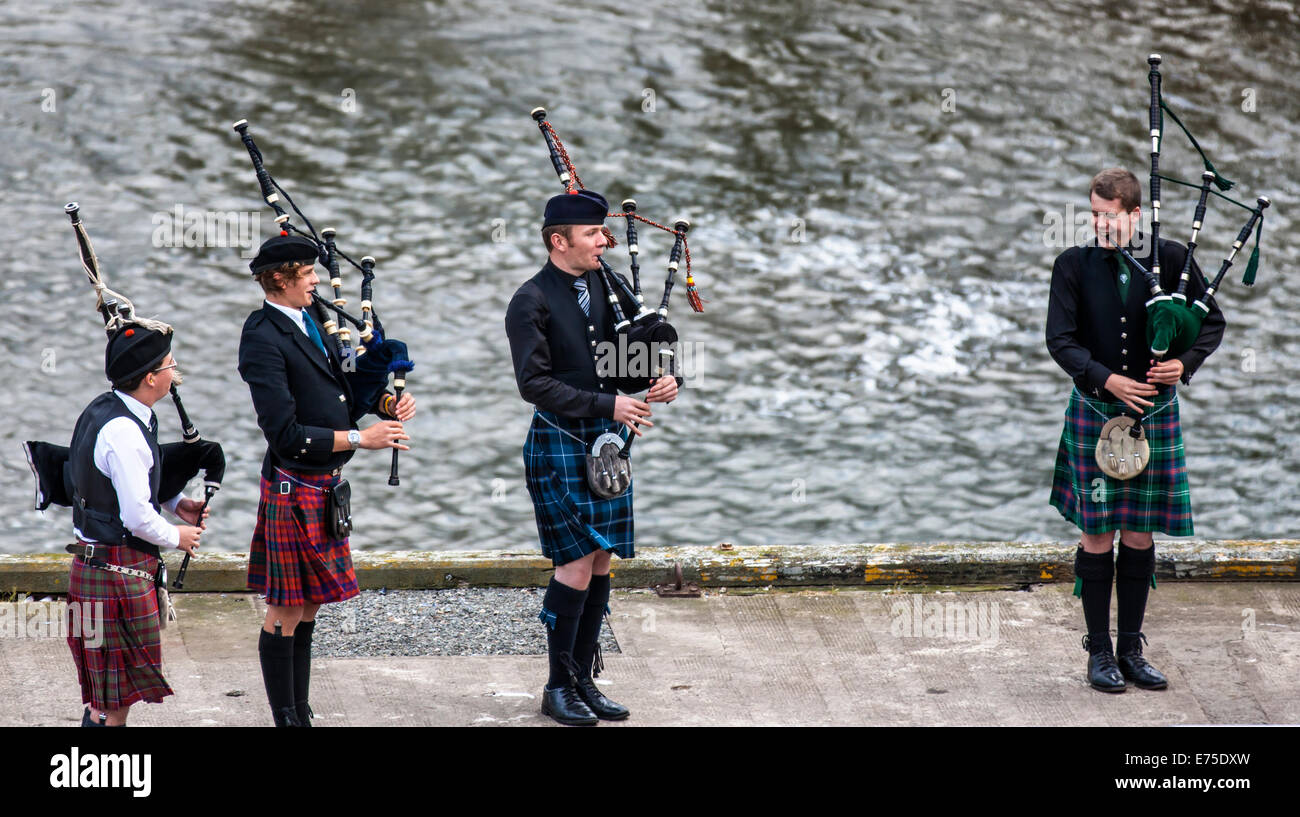 Una banda scozzese agisce come host all'arrivo dei transatlantici nel porto di Invergordon in Scozia comitato. L'orchestra Foto Stock