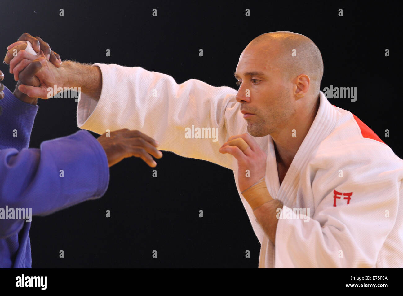 Matteo Purssey della Scozia (bianco) v Stephane Ombiongno del Camerun (blu) nella mens 90 kg judo a 2014 giochi del Commonwealth. Foto Stock