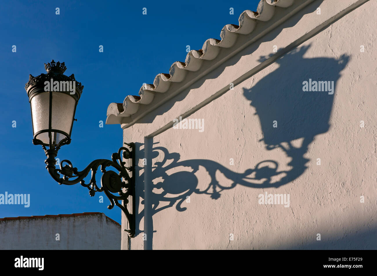 Lampione e shadow, Alosno, provincia di Huelva, regione dell'Andalusia, Spagna, Europa Foto Stock