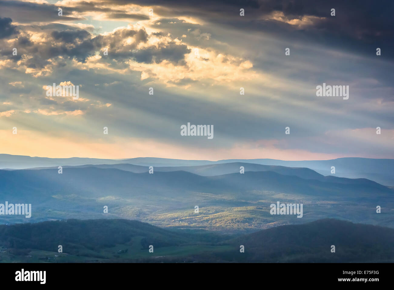 Raggi crepuscolari su monti Appalachi, visto dalla Skyline Drive nel Parco Nazionale di Shenandoah, Virginia. Foto Stock